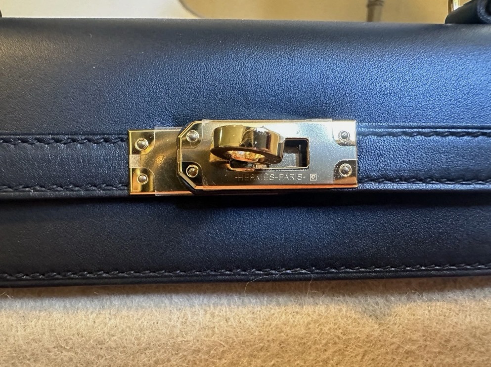 Hermès Kelly 25 Black,Timeless Classic with Gold Hardware thumbnail 4