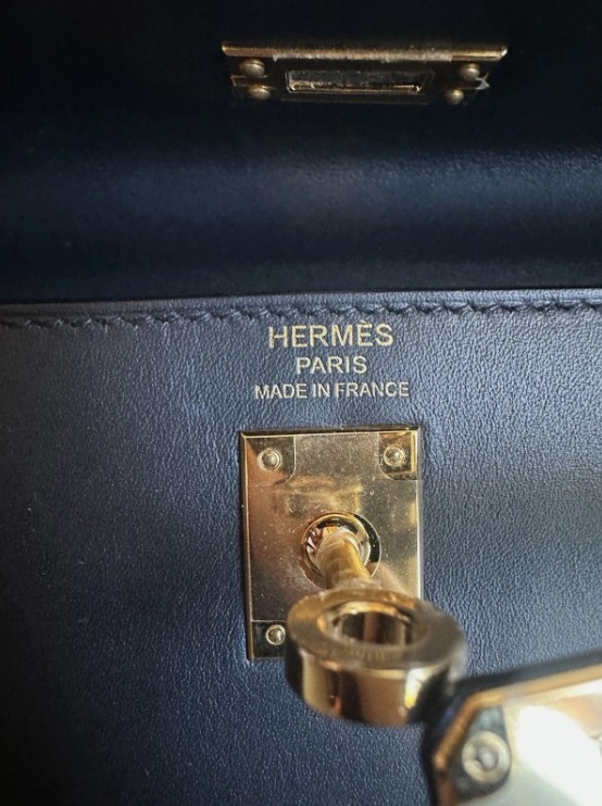 Hermès Kelly 25 Black,Timeless Classic with Gold Hardware thumbnail 7