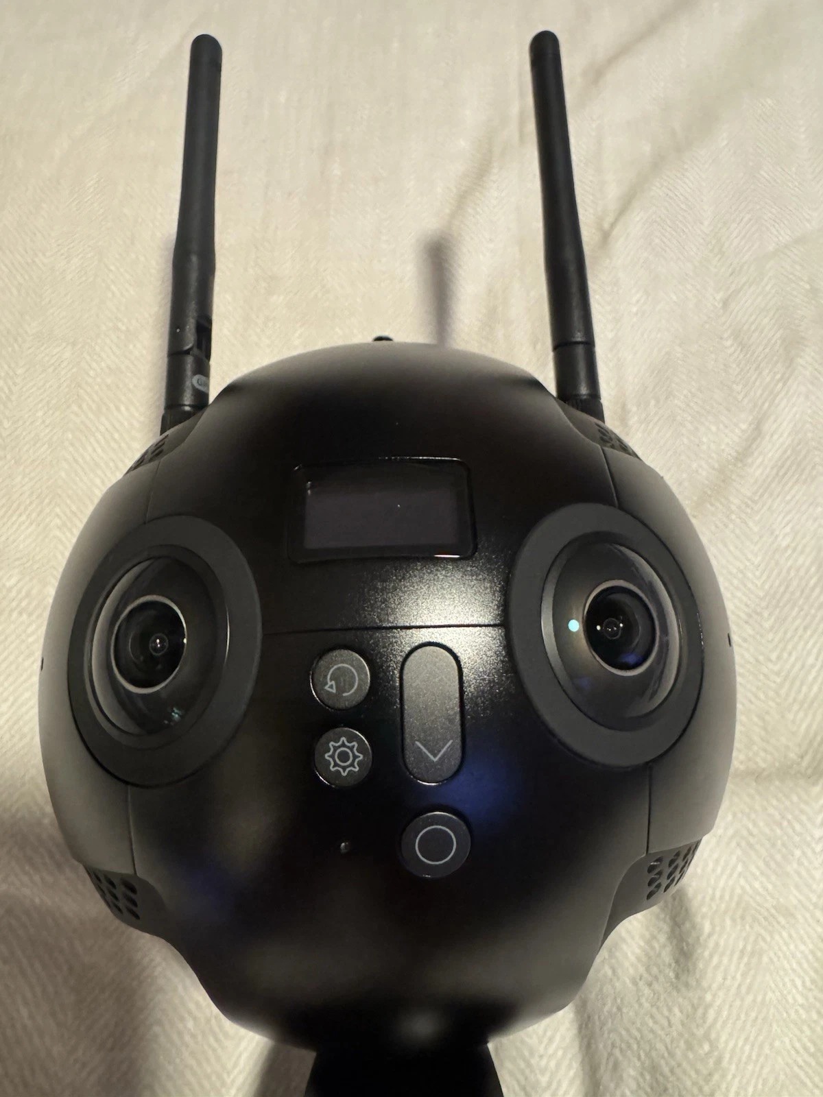 Insta360 Pro 2 Spherical VR 360 Camera – 8K – FarSight Control, Stand & Memory Cards Included thumbnail 19