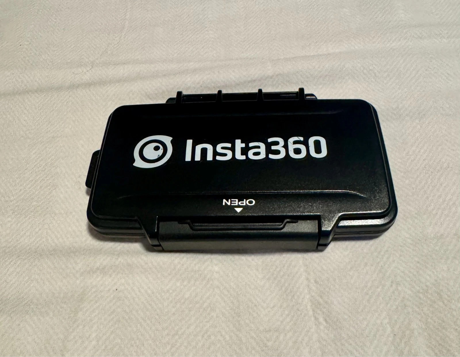 Insta360 Pro 2 Spherical VR 360 Camera – 8K – FarSight Control, Stand & Memory Cards Included thumbnail 8