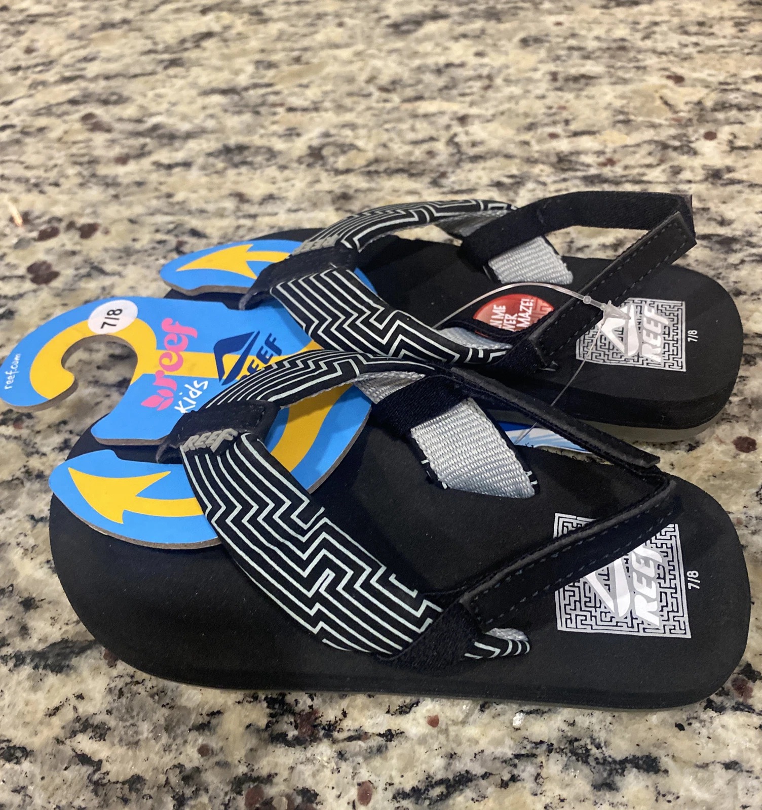 Kids Flip Flops Sandals size 9 / 10 unisex green /black Reef Cozy Maze Game