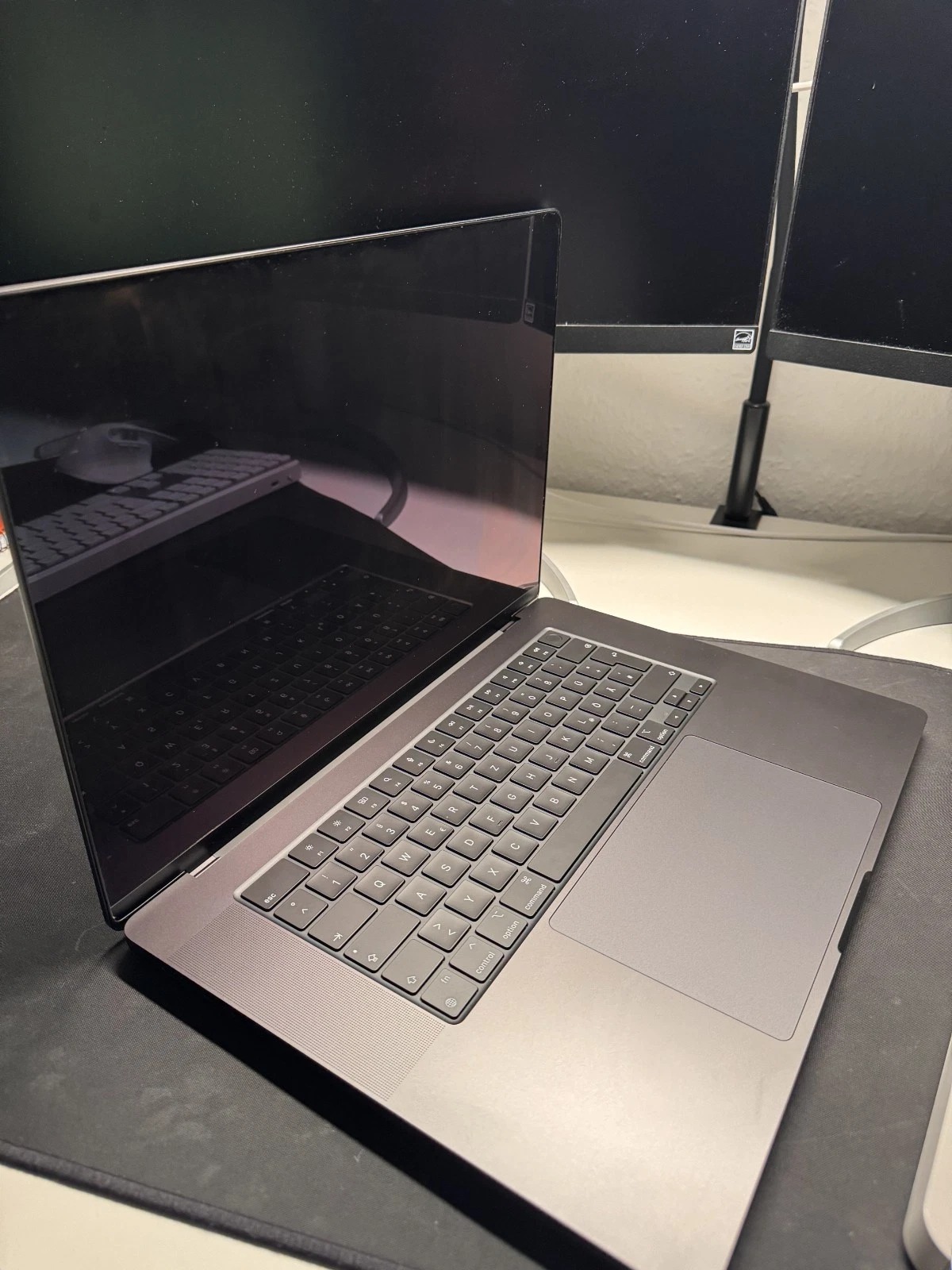 MacBook Pro 16" M4 Max 64GB 2TB - Like new - Warranty until 2026 thumbnail 2