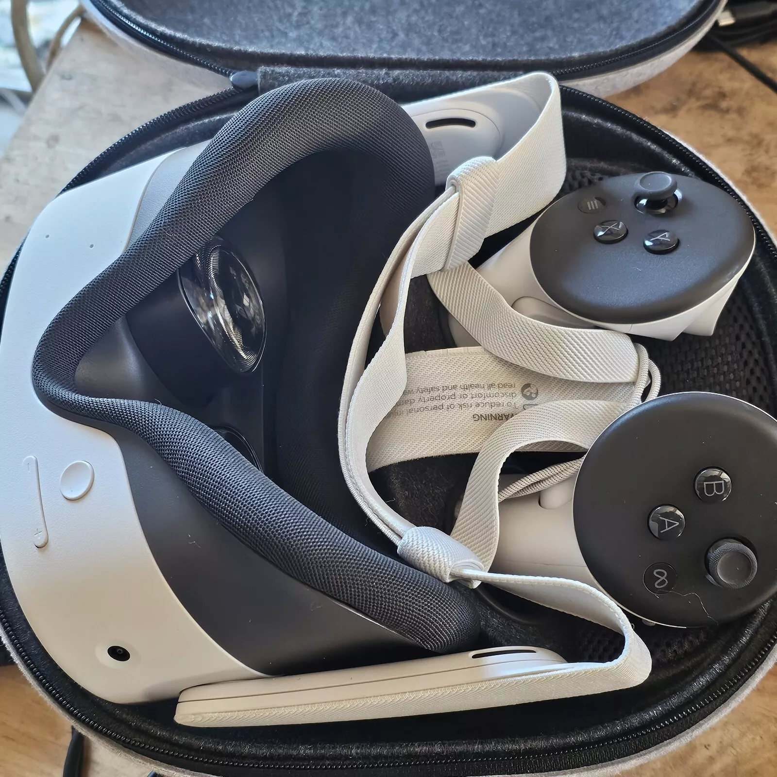 Meta Quest 3S 128GB – Complete Set, Excellent Condition thumbnail 2