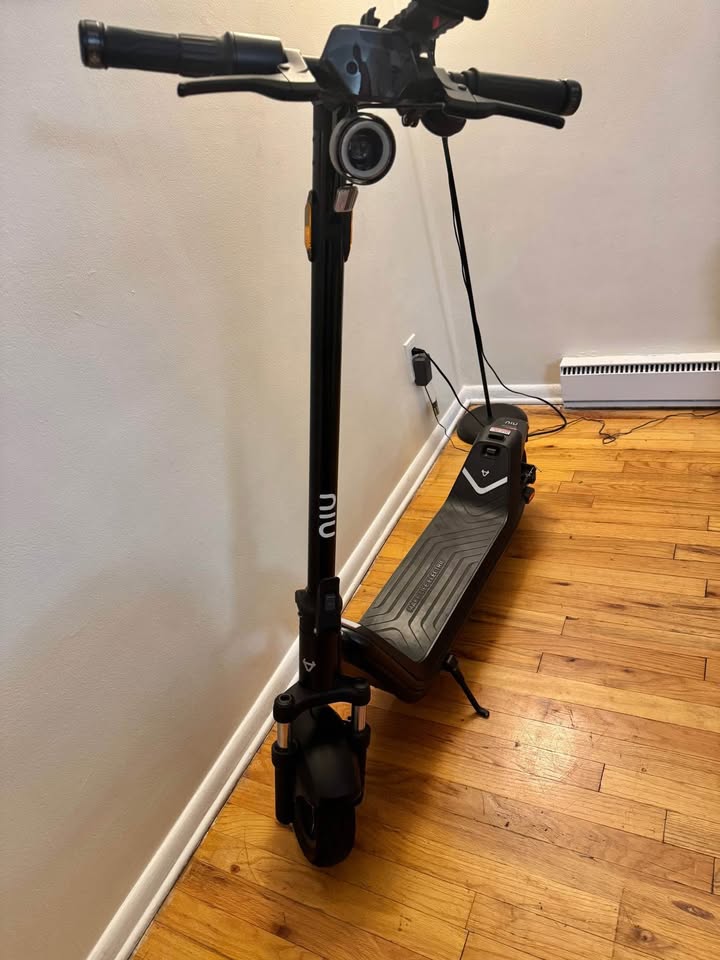 NIU KQi 300P Electric Scooter | All-Terrain Suspension | 20mph & 30 mile range thumbnail 2