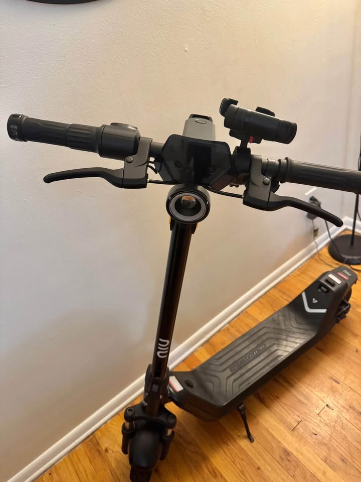 NIU KQi 300P Electric Scooter | All-Terrain Suspension | 20mph & 30 mile range thumbnail 3