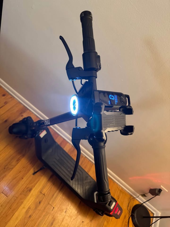 NIU KQi 300P Electric Scooter | All-Terrain Suspension | 20mph & 30 mile range thumbnail 5