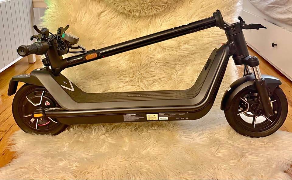 NIU KQi 300P Electric Scooter | All-Terrain Suspension | 20mph & 30 mile range thumbnail 6