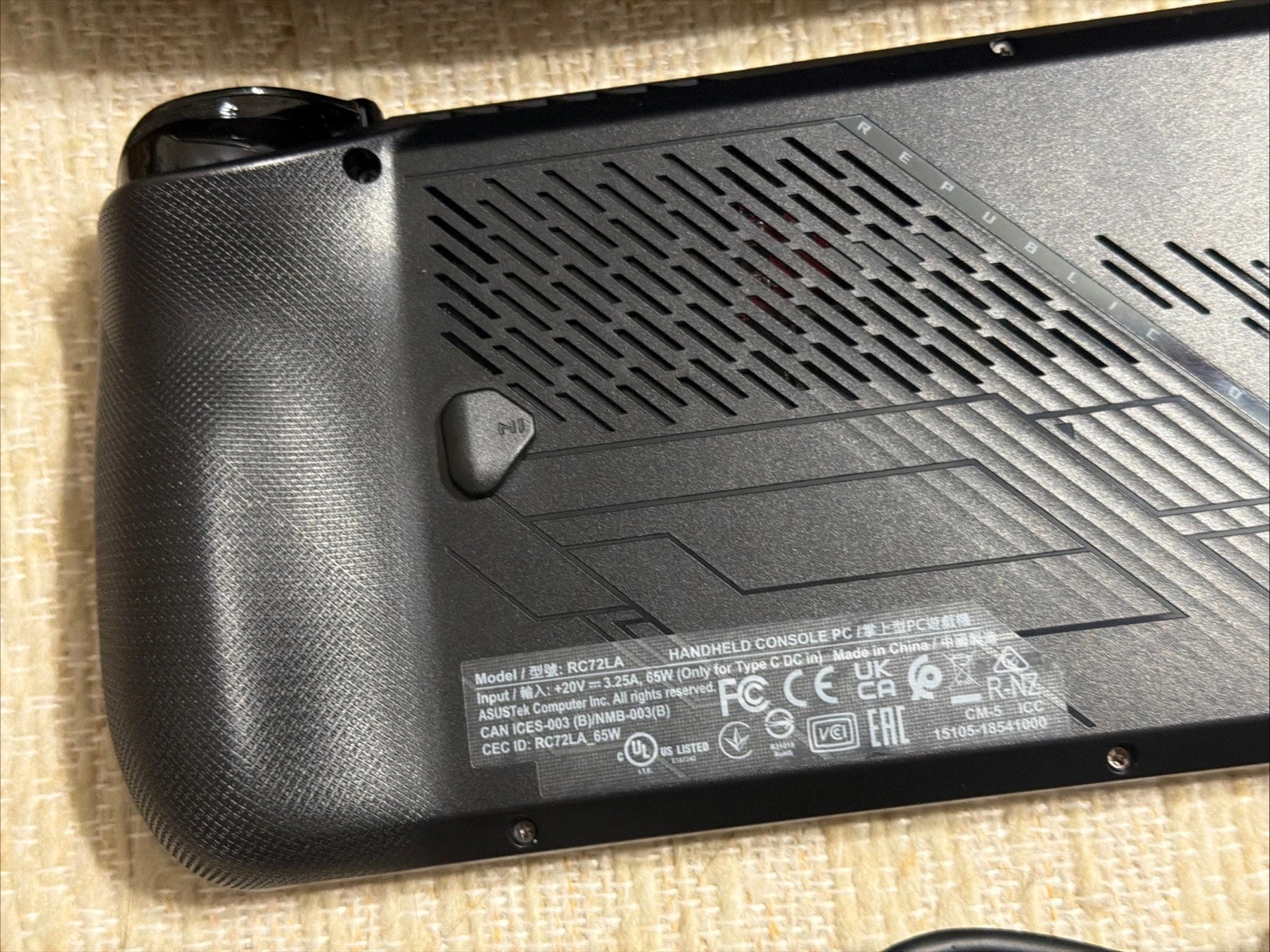 ROG Ally X (RC72LA-ALLYX.Z1X) - Windows 11 Ryzen Z1 24GB RAM 1TB SSD thumbnail 8