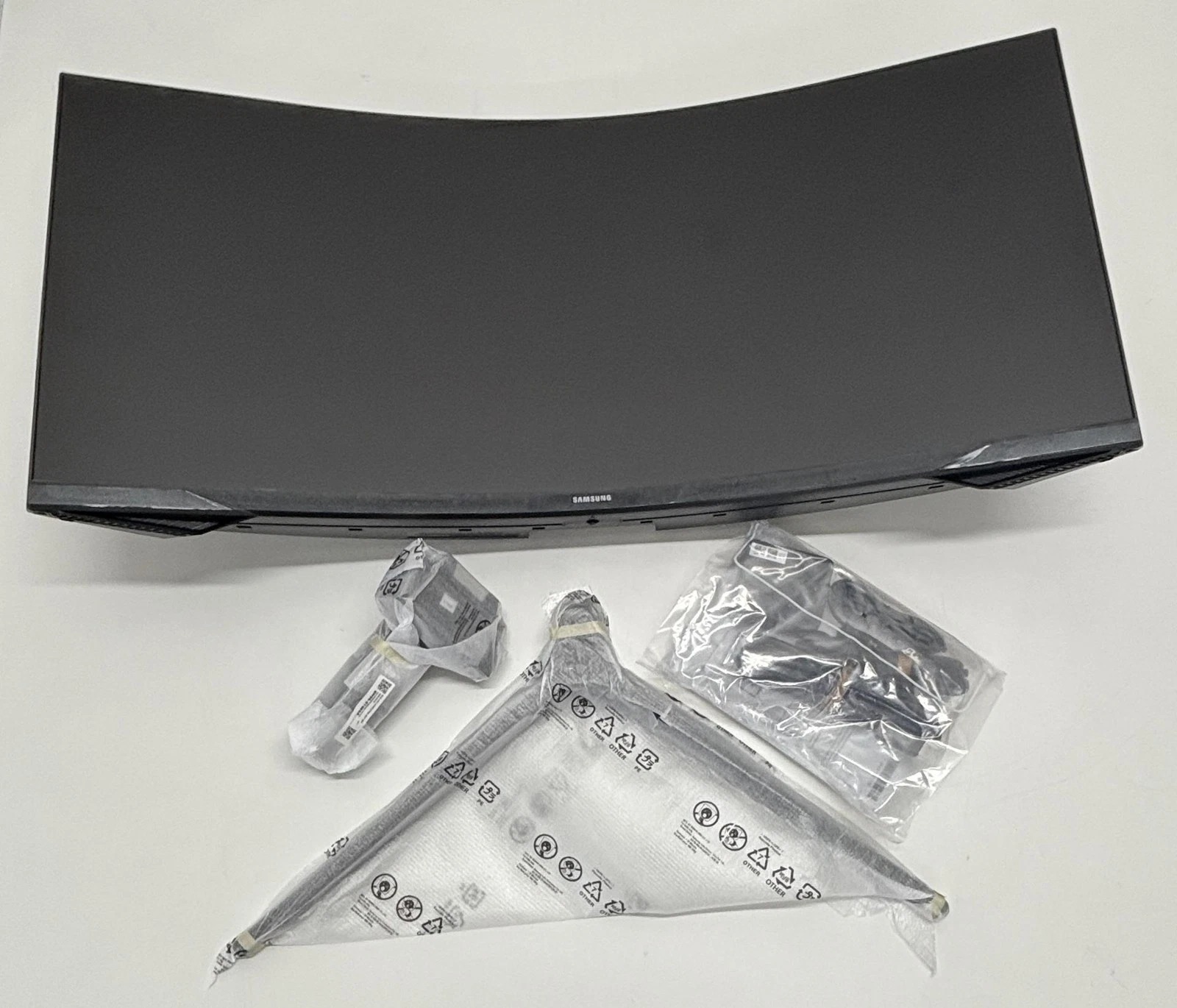 SAMSUNG 34' Odyssey G5 Ultra-Wide Gaming Monitor thumbnail 1