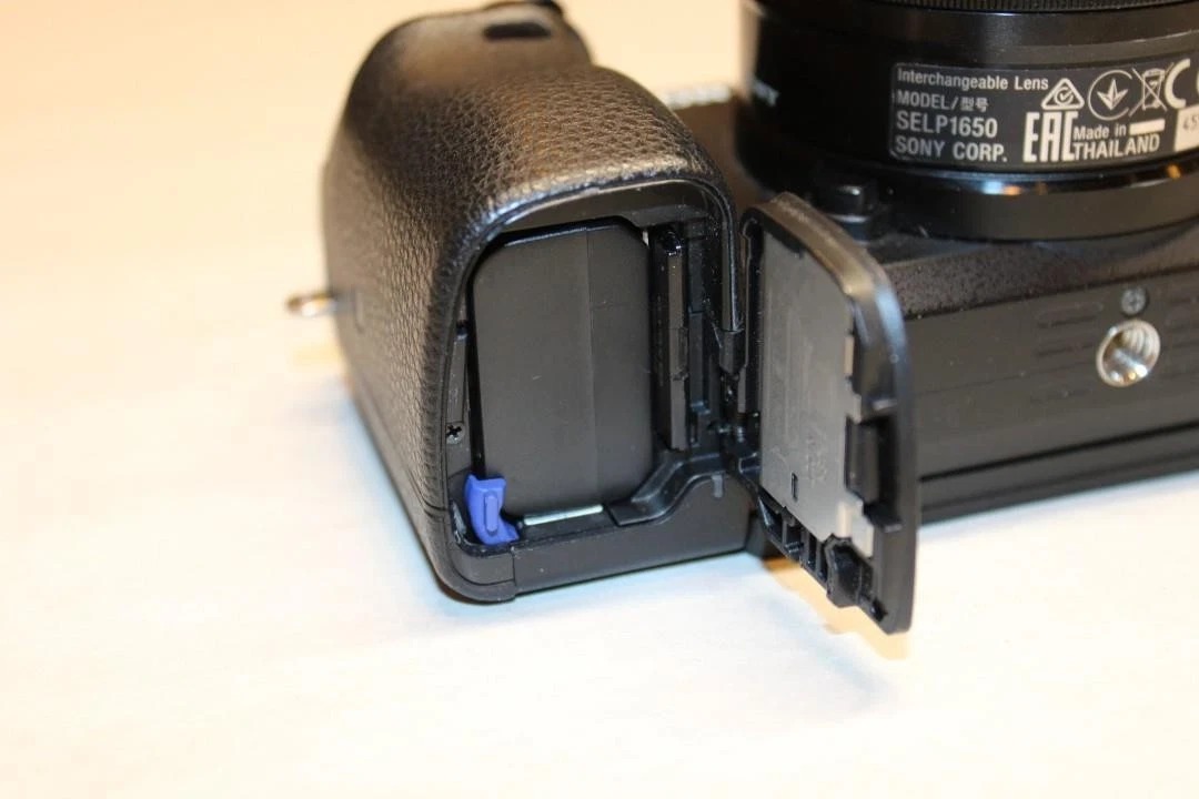 Sony Alpha a6300 Mirrorless Digital Camera w/ E PZ 16-50mm Zoom Lens 4 Batteries thumbnail 19