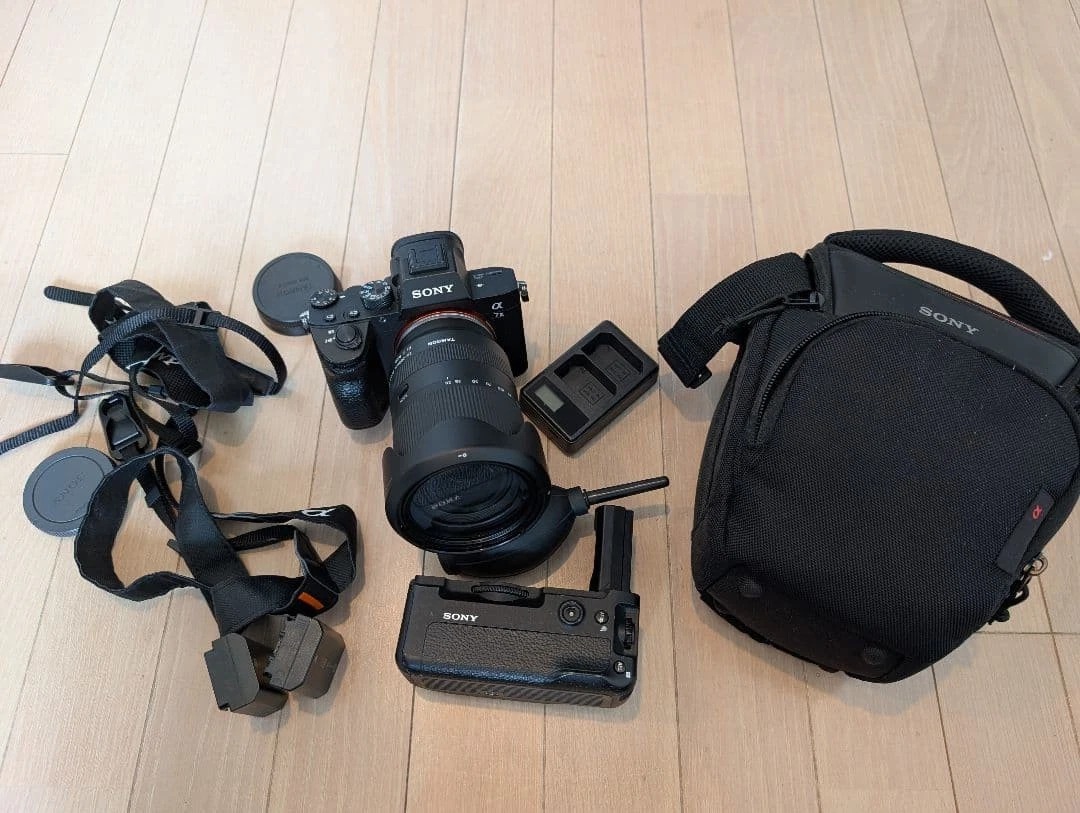 Sony Alpha a7 III Full Frame Camera w/ Tamron 28-200mm + 3 Batteries thumbnail 13