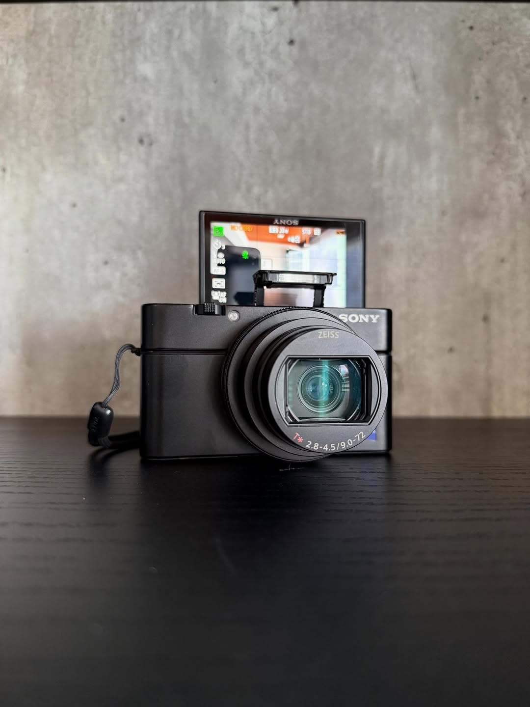 Sony Cyber-shot RX100 VII. 20.1 megapixels thumbnail 1