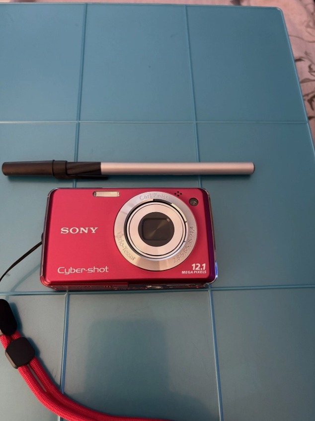 Sony CyberShot DSC-W230-12.1 MP-RED-Dig Camera-SD Card-Charger & Case-Near Mint thumbnail 3