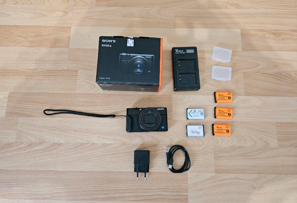 Sony Digital Camera RX100 VII With Extra Batteries & Charger thumbnail 1