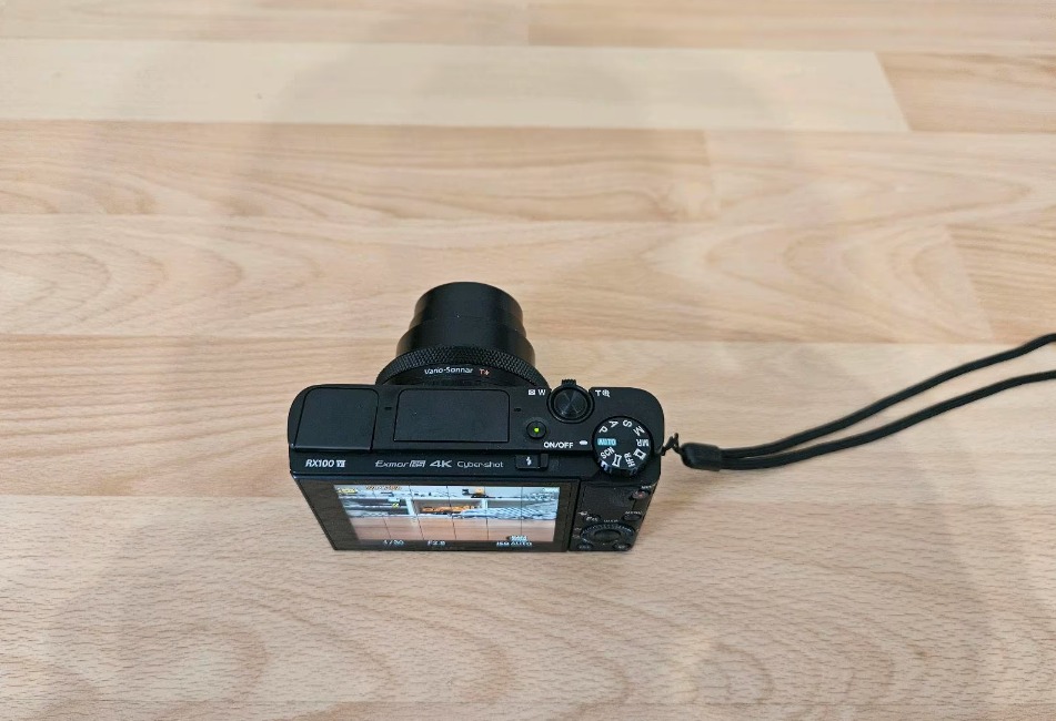 Sony Digital Camera RX100 VII With Extra Batteries & Charger thumbnail 2