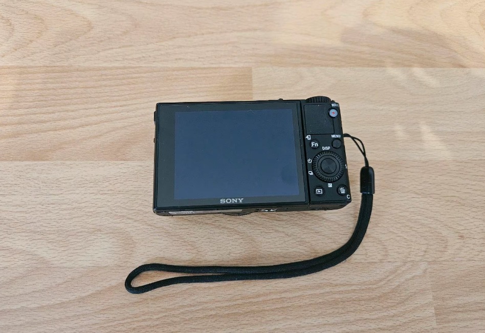 Sony Digital Camera RX100 VII With Extra Batteries & Charger thumbnail 3