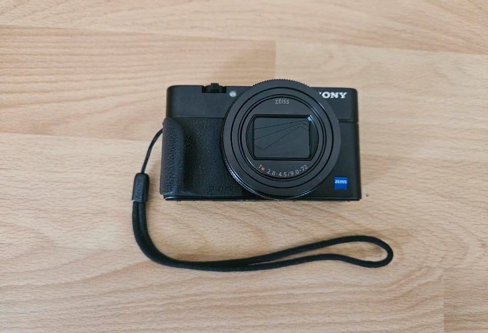 Sony Digital Camera RX100 VII With Extra Batteries & Charger thumbnail 4