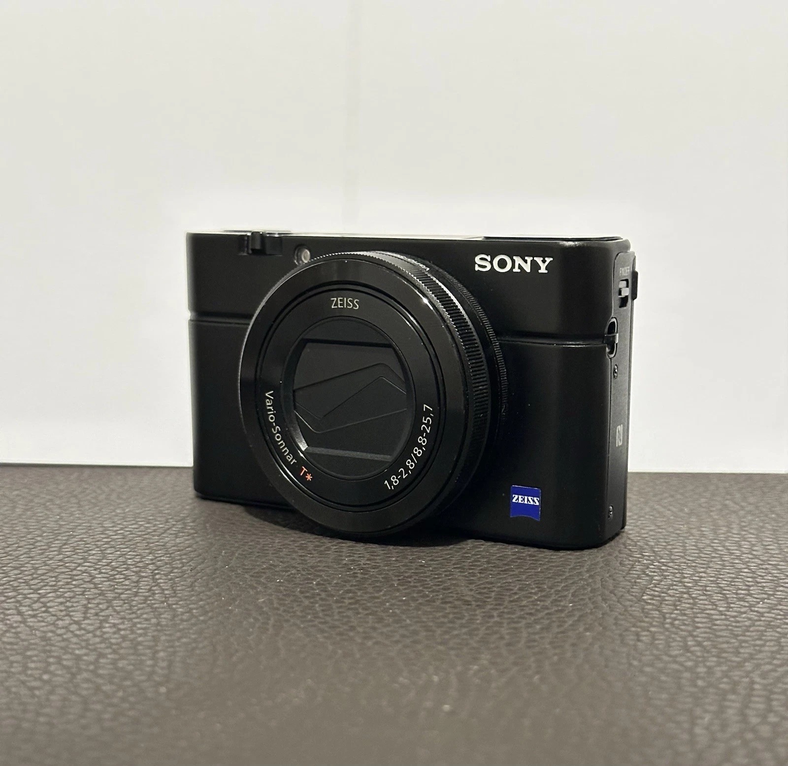 Sony dsc-rx100 iii MK3 20.2 MP RX100- thumbnail 2