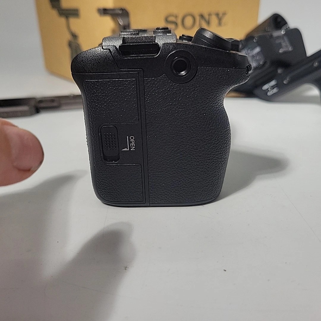 Sony FX30 Cinema Line Camera Body + XLR-H1 Handle Unit Package thumbnail 7