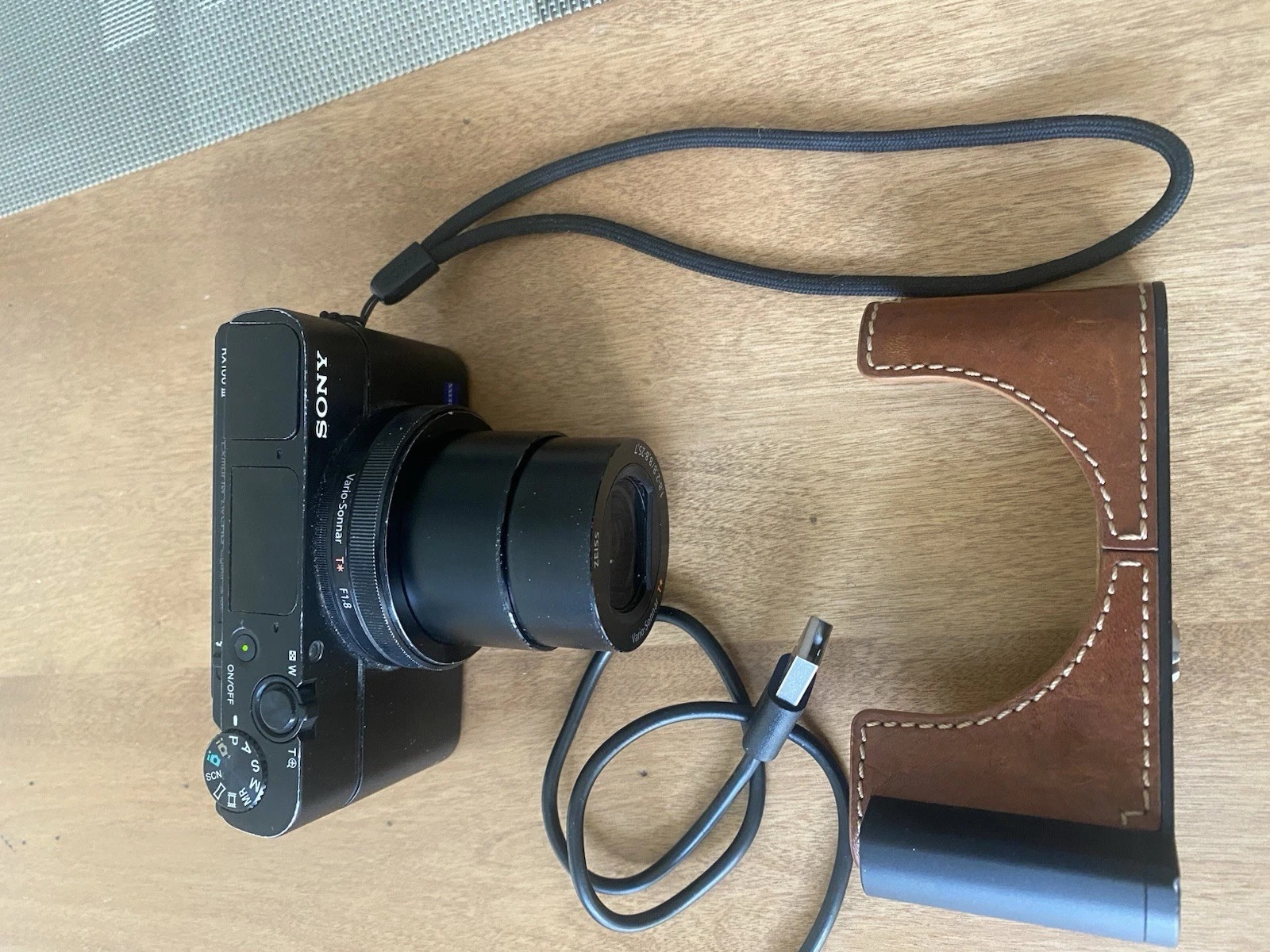 Sony RX100 III – 20.1MP Compact Digital Camera | 24–70mm F1.8–2.8 Zeiss Lens | Excellent Condition thumbnail 8