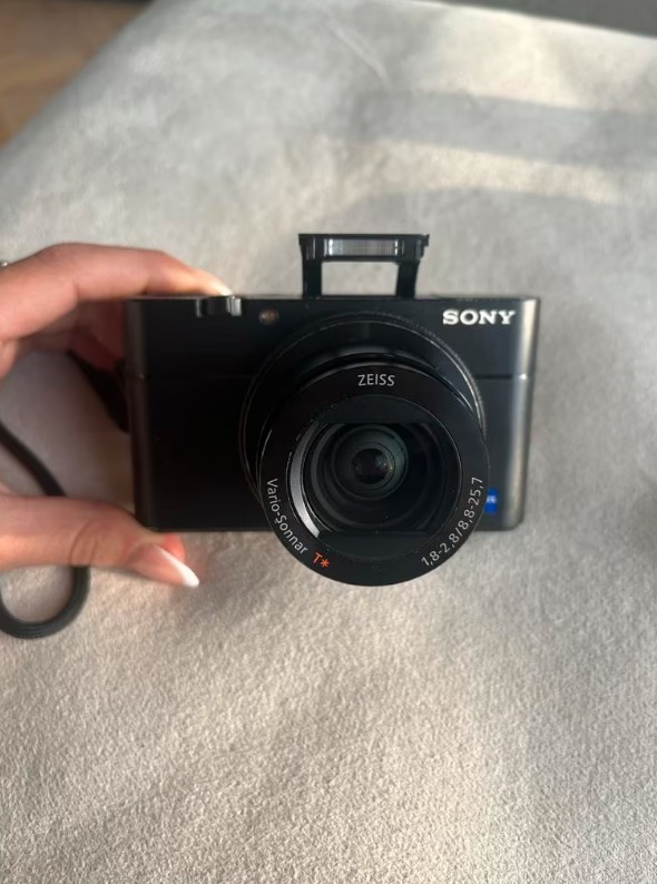 Sony RX100 V – Amazing Photo Quality | Excellent Condition thumbnail 2