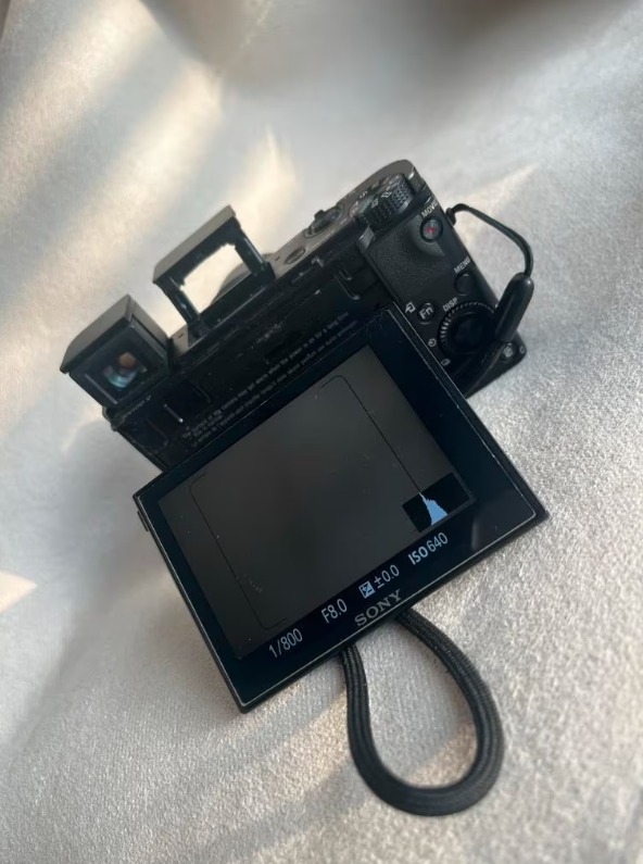 Sony RX100 V – Amazing Photo Quality | Excellent Condition thumbnail 3