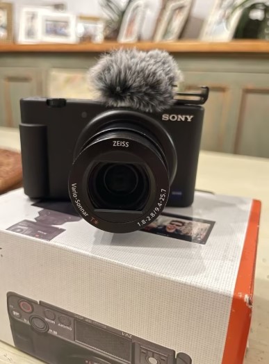 Sony ZV-1 Vlogging Camera Compact Digital Camera – Like New thumbnail 5