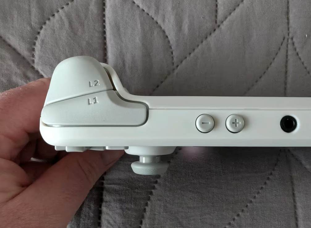 Steam Deck White OLED 1 TB, Limited Edition from Valve thumbnail 9