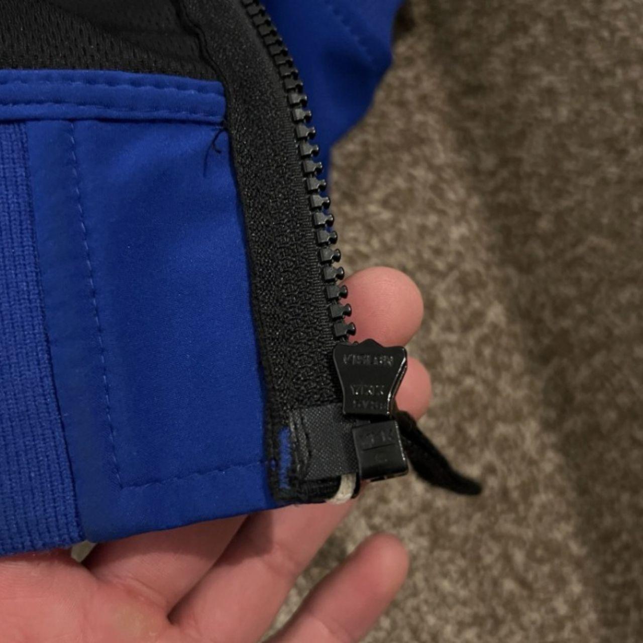 Stone Island Soft Shell-R Hooded Jacket - Bleu Marine (ou Bleu) thumbnail 3