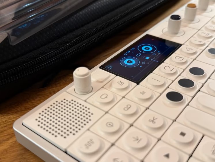 Teenage Engineering OP-1 Field Synthesizer – Like New Condition + Accessories thumbnail 4