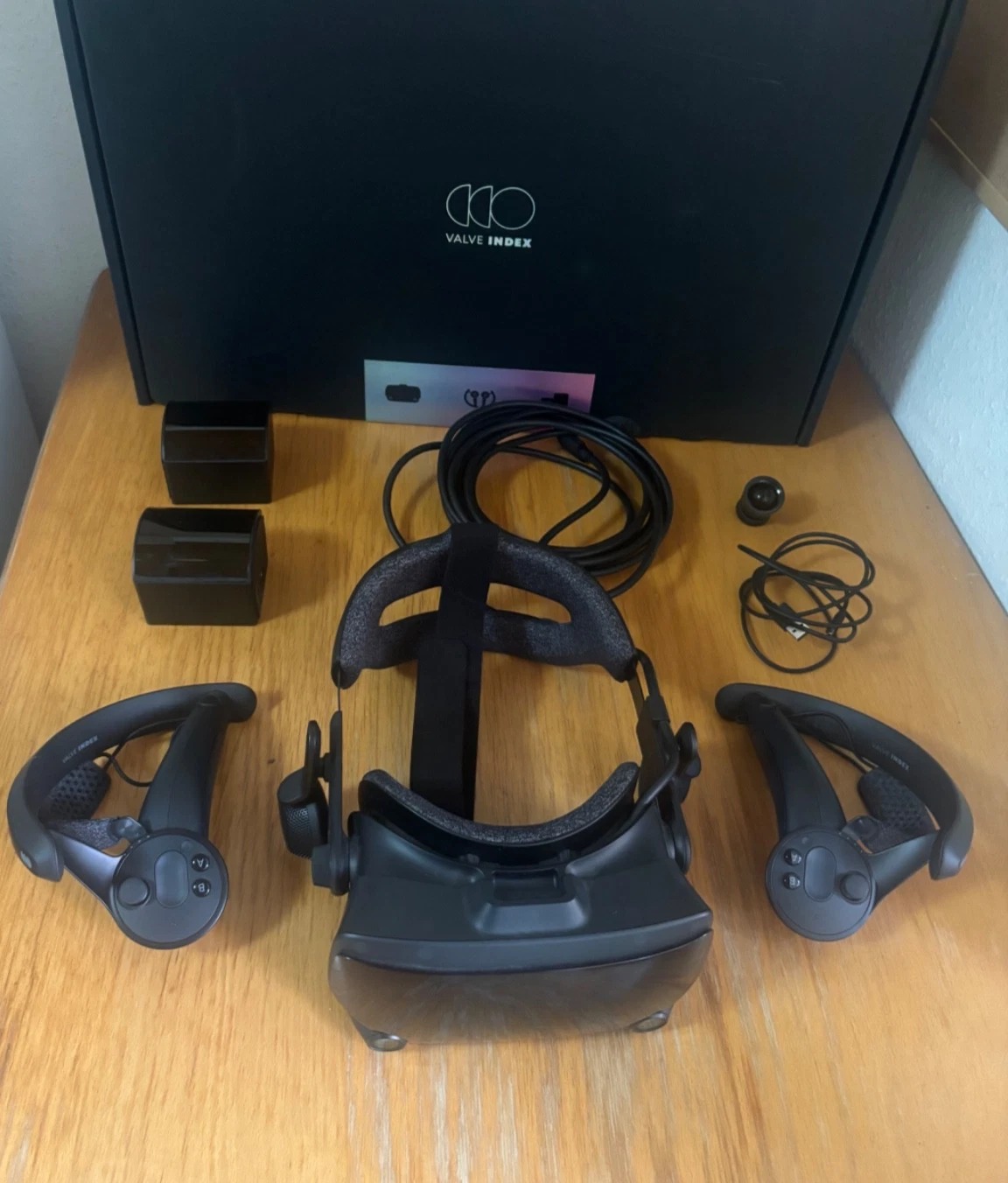 Valve Index VR Kit Complete Set – Headset + Controllers + 2 Base Stations – Full Package thumbnail 1