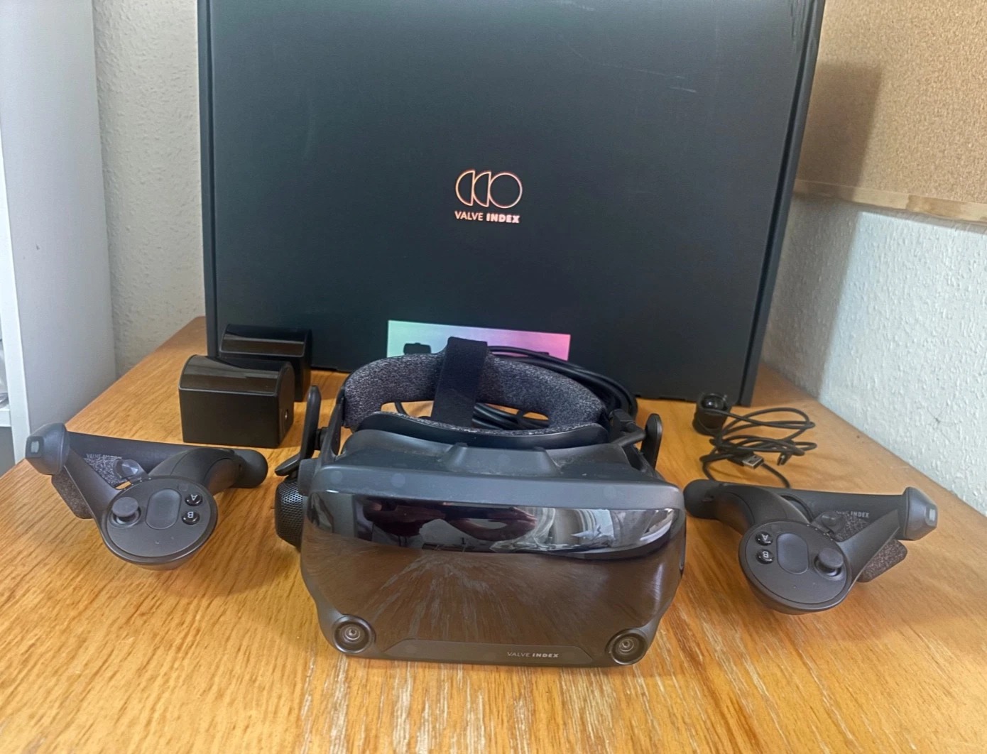 Valve Index VR Kit Complete Set – Headset + Controllers + 2 Base Stations – Full Package thumbnail 2