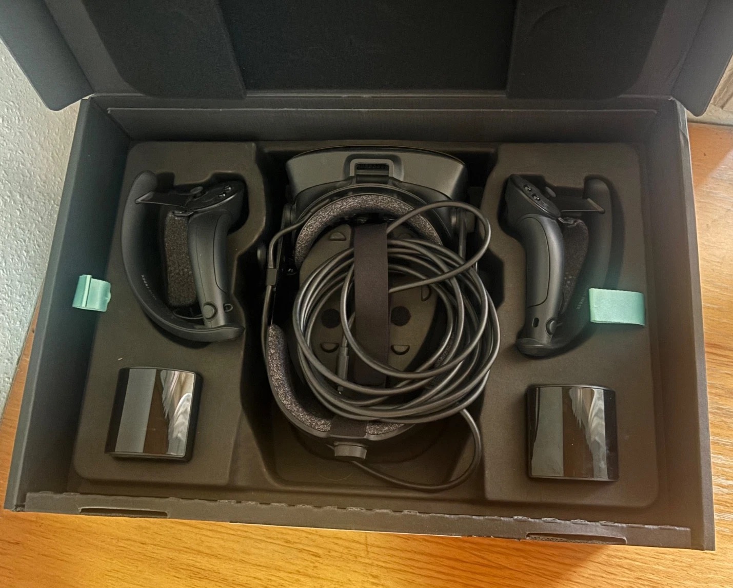Valve Index VR Kit Complete Set – Headset + Controllers + 2 Base Stations – Full Package thumbnail 9