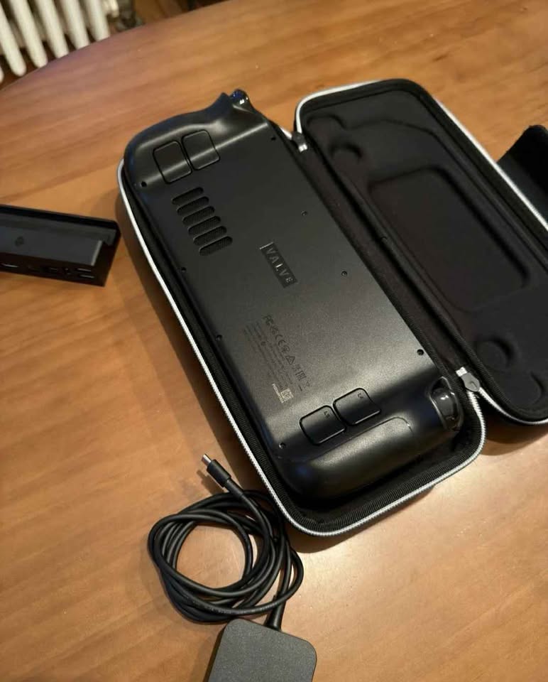 Valve Steam Deck 512GB OLED with Docking Station, Charger & Case thumbnail 6