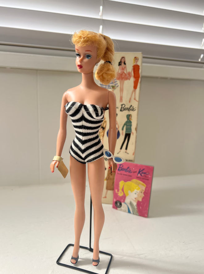 Vintage Barbie #5 Blonde Ponytail – Complete with Box, Original Booklet, High Heels, Sunglasses, Swimsuit & Stand thumbnail 2