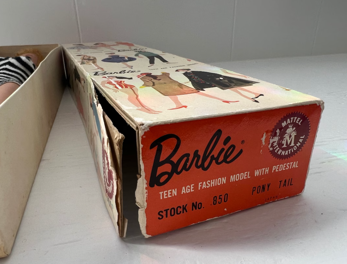 Vintage Barbie #5 Blonde Ponytail – Complete with Box, Original Booklet, High Heels, Sunglasses, Swimsuit & Stand thumbnail 4