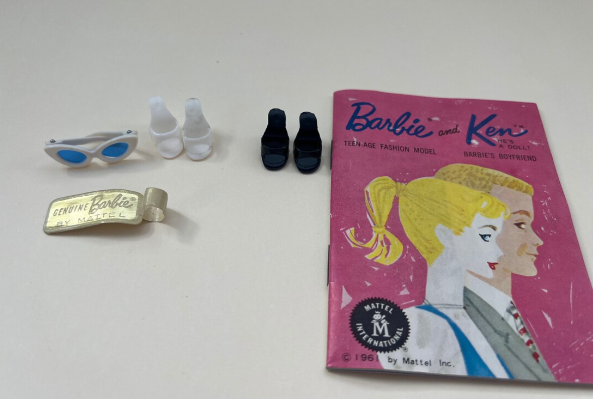 Vintage Barbie #5 Blonde Ponytail – Complete with Box, Original Booklet, High Heels, Sunglasses, Swimsuit & Stand thumbnail 5