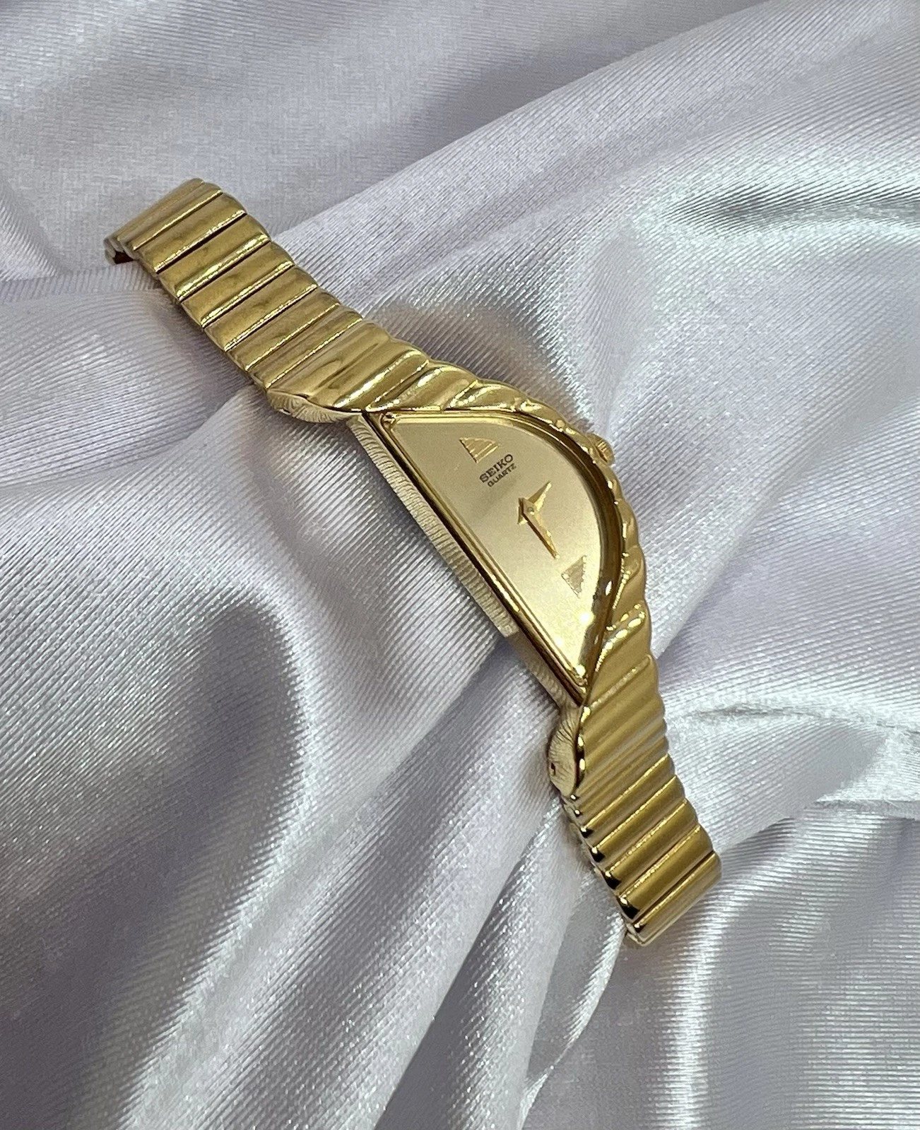 Vintage Rare Gold Tone Seiko Half Moon Crescent Dainty Classy Watch Unique thumbnail 1