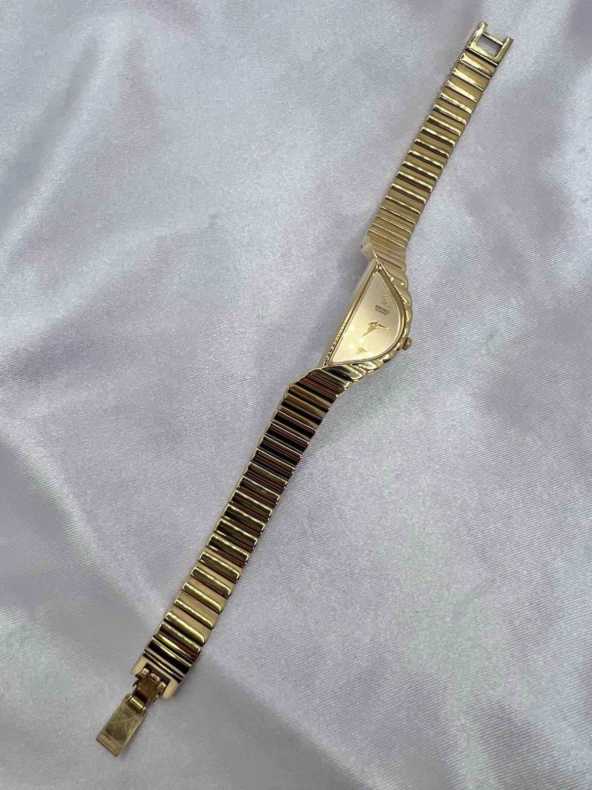 Vintage Rare Gold Tone Seiko Half Moon Crescent Dainty Classy Watch Unique thumbnail 3