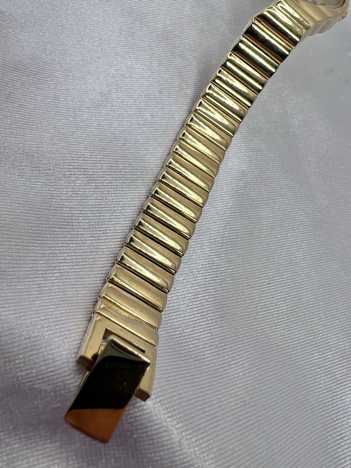 Vintage Rare Gold Tone Seiko Half Moon Crescent Dainty Classy Watch Unique thumbnail 4