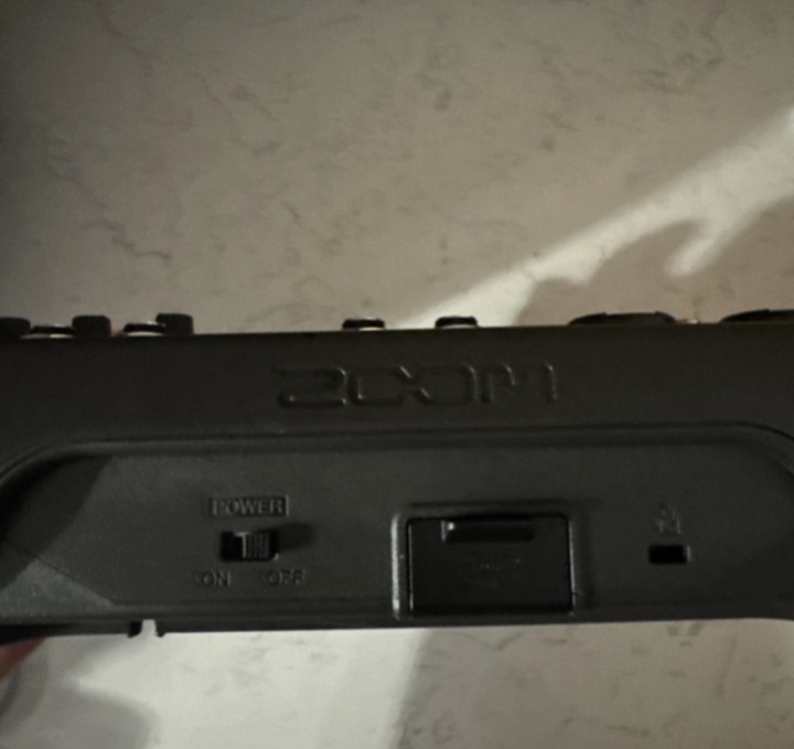 ZOOM LiveTrak L-8 8ch Live Podcast Digital Mixer and Recorder thumbnail 3